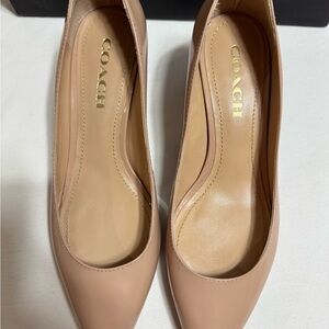 Coach Pumps Heels Women Nude Leather Pointed Toe Pumps w Gold Beaded Trim 8